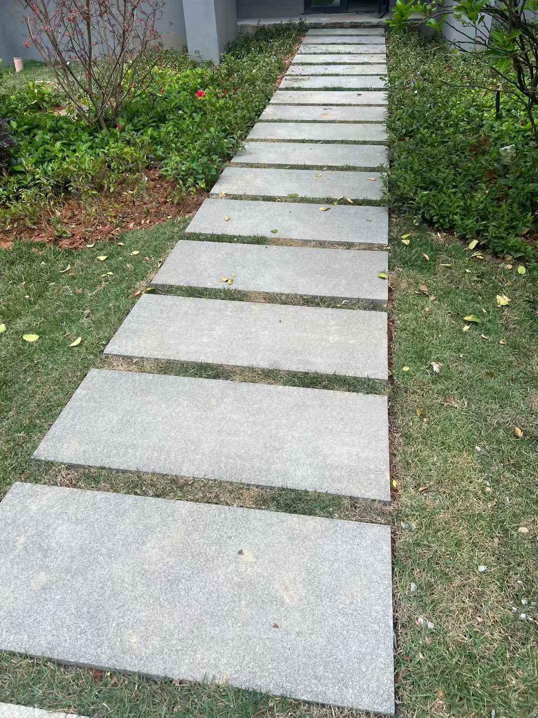 铜仁 芝麻黑小区踏步、汀步石铺装效果